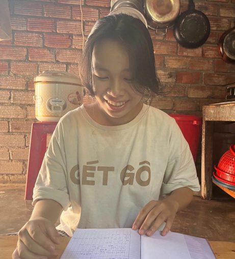 Nguyen Minh Thuy studying